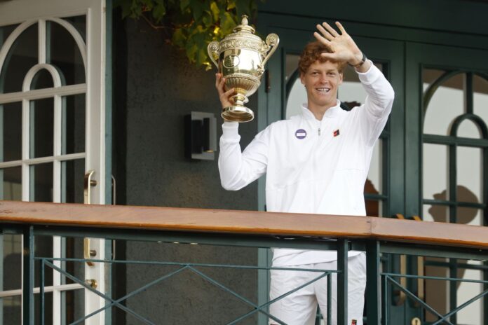 Sinner-con-coppa-Wimbledon-2025-IPA-Agency