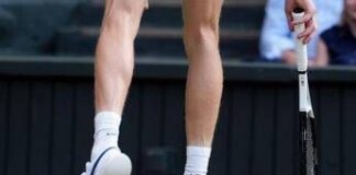 Solo a Wimbledon, tappo di champagne in campo durante la finale