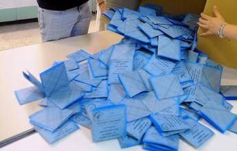 Sondaggio politico, calano tutti i big e Vannacci oltre il 3%