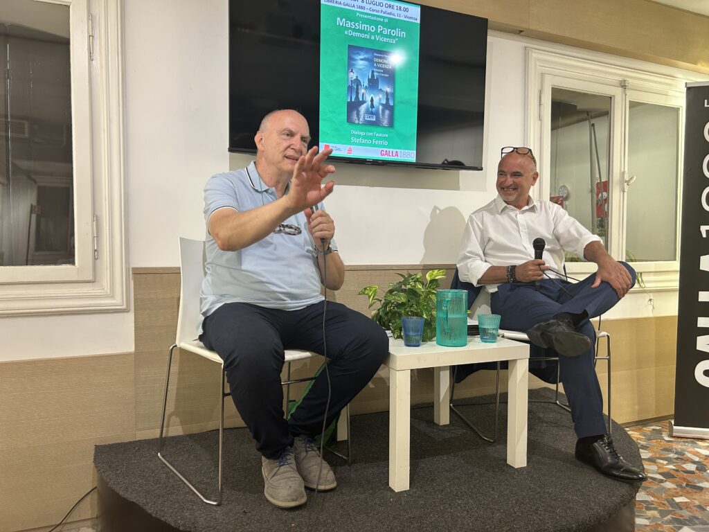 Stefano Ferrio coinvolge il pubblico della presentazione di Demoni a Vicenza. Amicizia oltre il tempo di Massimo Parolin