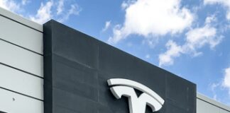 Tesla apre un nuovo center a Roma e il primo store di Bari