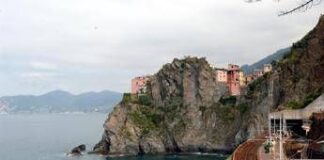 Tragedia alle Cinque Terre, australiano di 26 anni muore cadendo da via dell’Amore dopo litigio con fidanzata