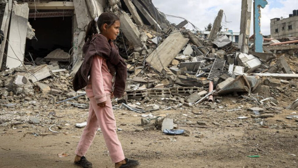 Una ragazzina cammina per le strade distrutte di Khan Younis, nella Striscia di Gaza meridionale (archivio Unicef, foto Eyad El Baba)