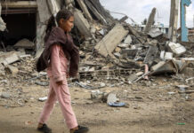 Digiuno a staffetta a Vicenza, oltre 130 persone in sciopero della fame per Gaza: “Non possiamo restare in silenzio” Una ragazzina cammina per le strade distrutte di Khan Younis, nella Striscia di Gaza meridionale (archivio Unicef, foto Eyad El Baba)