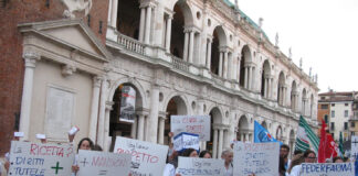 Farmacisti in piazza a Vicenza: flash mob per il rinnovo del contratto nazionale farmacisti protestano a Vicenza per il ccnl