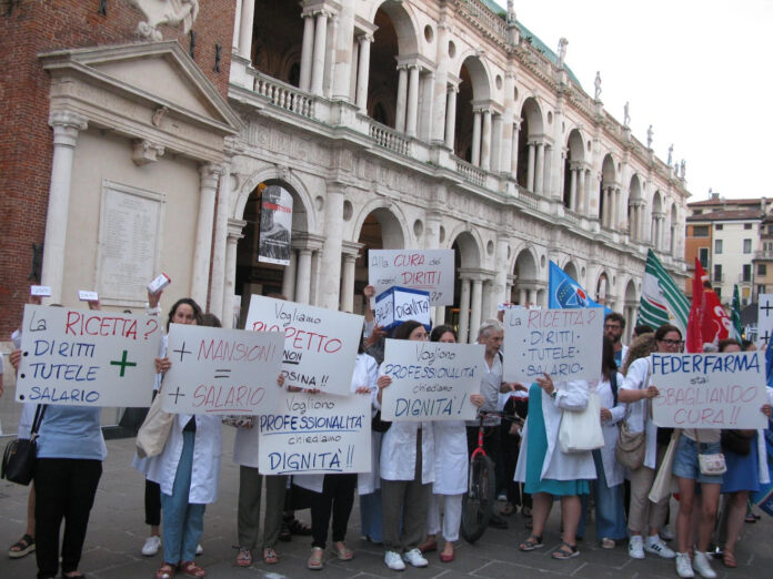 farmacisti protestano a Vicenza per il ccnl farmacisti protestano a Vicenza per il ccnl