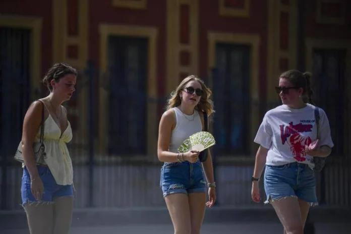 caldo_ragazze_ventaglio_afp
