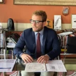 Sosta a Vicenza, tra nuovo gestore Municipia (?) e debiti GPS (stato di crisi a Piacenza): il caso torna in Consiglio comunale con Colombara Il sindaco di Vicenza Giacomo Possamai (conferenza stampa su Global Parking Solutions del 12 luglio 2025)