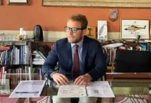 Sosta a Vicenza, tra nuovo gestore Municipia (?) e debiti GPS (stato di crisi a Piacenza): il caso torna in Consiglio comunale con Colombara Il sindaco di Vicenza Giacomo Possamai (conferenza stampa su Global Parking Solutions del 12 luglio 2025)