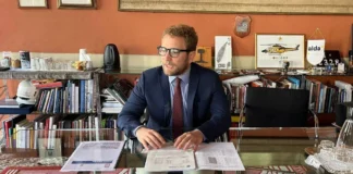 Sosta a Vicenza, tra nuovo gestore Municipia (?) e debiti GPS (stato di crisi a Piacenza): il caso torna in Consiglio comunale con Colombara Il sindaco di Vicenza Giacomo Possamai (conferenza stampa su Global Parking Solutions del 12 luglio 2025)