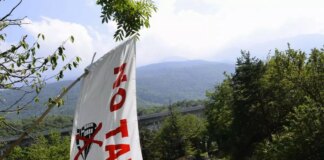 Tensioni in Val di Susa, i No Tav occupano un tratto dell’A32. Piantedosi “Atto di guerriglia urbana”