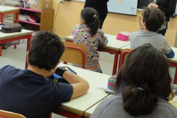 scuola alunni banchi banco valditara