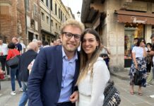 Sindaco Possamai ha iniziato 3° anno di mandato e punta al bis, l’intervista del GdV su cui riflettere per passato, futuro e impegni presi Victoria Karam, dello staff elettorale, e neo sindaco Giacomo Possamai festeggiano l'elezione in piazza dei signori (foto di Giovanni Coviello)