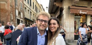 Sindaco Possamai ha iniziato 3° anno di mandato e punta al bis, l’intervista del GdV su cui riflettere per passato, futuro e impegni presi Victoria Karam, dello staff elettorale, e neo sindaco Giacomo Possamai festeggiano l'elezione in piazza dei signori (foto di Giovanni Coviello)