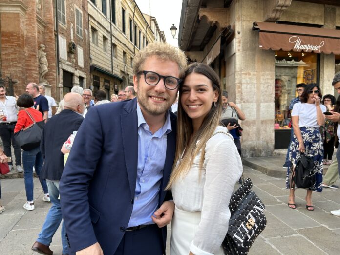 Victoria Karam, dello staff elettorale, e neo sindaco Giacomo Possamai festeggiano l'elezione in piazza dei signori (foto di Giovanni Coviello)