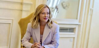 Meloni è a Washington, oggi l’incontro tra Trump e Zelensky. Il presidente ucraino: “Nessuna ricompensa alla Russia”