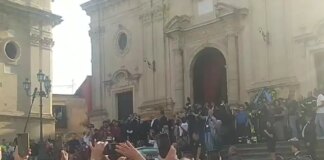 In migliaia a Militello per l’ultimo applauso a Pippo Baudo