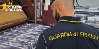 Napoli, scovata una centrale del falso: due arrestati