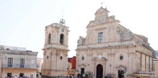 L’ultimo saluto a Pippo Baudo, commozione e un fiume di gente ai funerali a Militello / Video