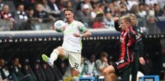 Bundesliga, imbarazzo in tv dopo la partita: i giocatori scambiano maglia, la giornalista li confonde