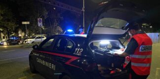 Controlli dei Carabinieri nei campi rom di Napoli, sequestrati gioielli e slot machine