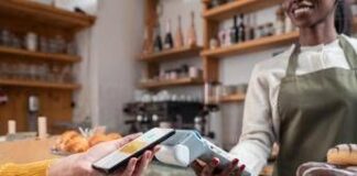 Carte elettroniche, aumenta uso in vacanza: 10 consigli su come non cadere in trappola
