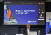 Volksbank cresce ancora nel 2025: utile netto semestrale a 63,7 milioni di euro, dividendo in arrivo e un’azione gratuita ogni 100 Da sx Alberto Naef, Direttore Generale di Volksbank; Lukas Ladurner, Presidente di Volksbank; Georg Mair am Tinkhof, Vicedirettore Generale e CFO di Volksbank