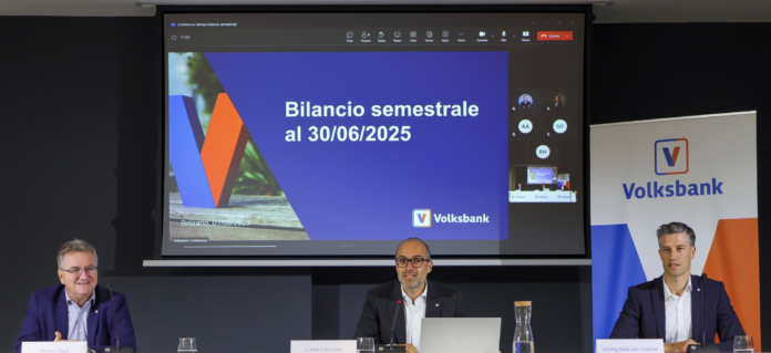 Da sx Alberto Naef, Direttore Generale di Volksbank; Lukas Ladurner, Presidente di Volksbank; Georg Mair am Tinkhof, Vicedirettore Generale e CFO di Volksbank Da sx Alberto Naef, Direttore Generale di Volksbank; Lukas Ladurner, Presidente di Volksbank; Georg Mair am Tinkhof, Vicedirettore Generale e CFO di Volksbank