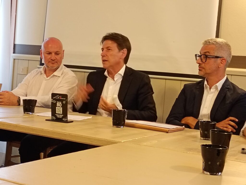 Da sx Simone Contro, Giuseppe Conte e Giovanni Glorioso (M5S) ascoltano associazioni e comitati a Vicenza