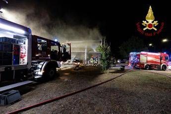 Firenze, incendio al Viper Theatre: crolla il tetto. Comune: “Tenete le finestre chiuse”