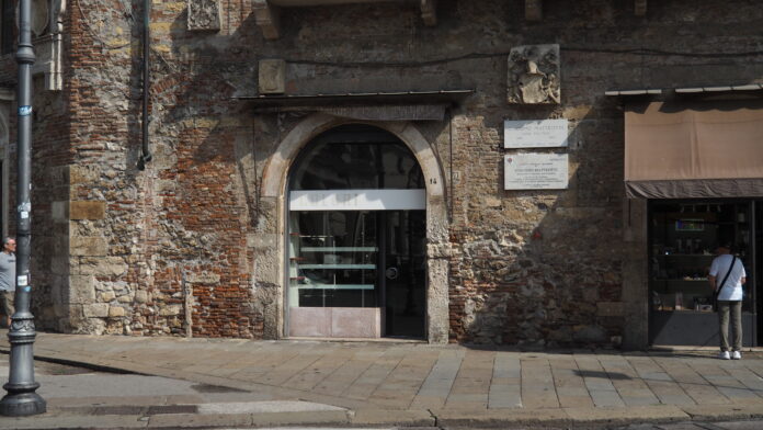 In piazza Matteotti uno dei due immobili comunali in vendita a Vicenza In piazza Matteotti uno dei due immobili comunali in vendita a Vicenza