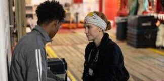 I valori record della glicemia scritti sulla mano. “Così abbiamo salvato un naufrago”