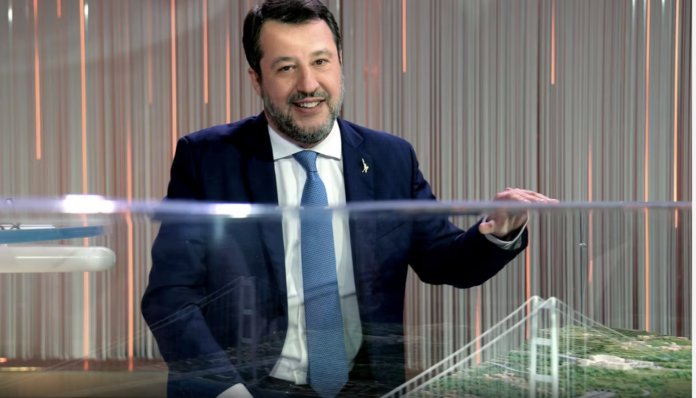 Il ministro della Lega ammira il modello del Ponte di Messina Il ministro della Lega ammira il modello del Ponte di Messina