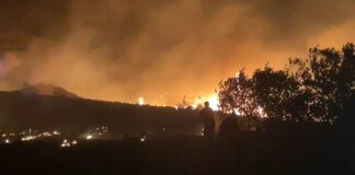 Nella notte vasto incendio a Pantelleria, lambite diverse abitazioni / Video
