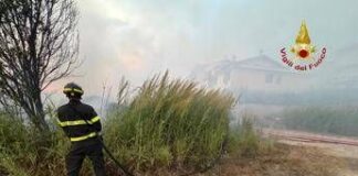 Incendio lungo linea ferroviaria a Grosseto, stop treni ed evacuato un albergo