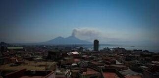 Incendio sul Vesuvio, prefetto di Napoli: “Situazione migliora ma ancora al lavoro”