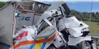 Incidente A1, indagato autista camion che ha distrutto ambulanza: inchiesta su dinamica