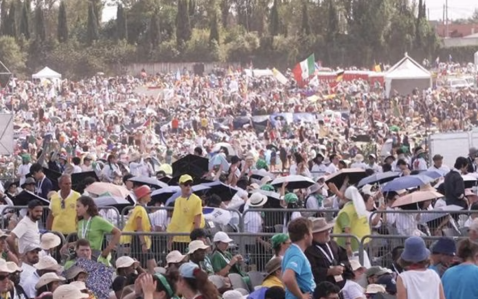 La folla dei giovani a Tor Vergata