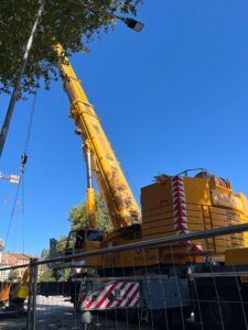 La gru per la posa della passerella in viale Giuriolo