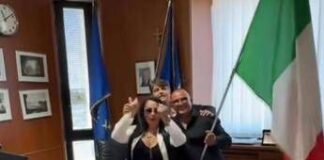 La titoker Rita De Crescenzo alla Regione Campania, bufera per video