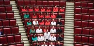 M5S, deputati in aula con colori Palestina: “Governo volta sguardo dall’altra parte”
