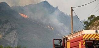 Maxi incendio nel sud della Francia, è massima allerta: donna morta nell’Aude