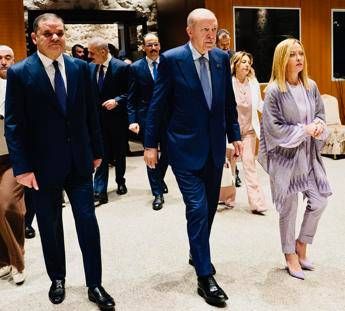 Migranti, Meloni a Istanbul con Erdogan e Dbeibah: “Più cooperazione e sostegno a Libia”
