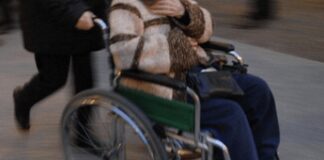 “Mio padre invalido al 100%, ma gli negano indennità di accompagnamento”: la denuncia