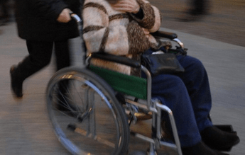 “Mio padre invalido al 100%, ma gli negano indennità di accompagnamento”: la denuncia