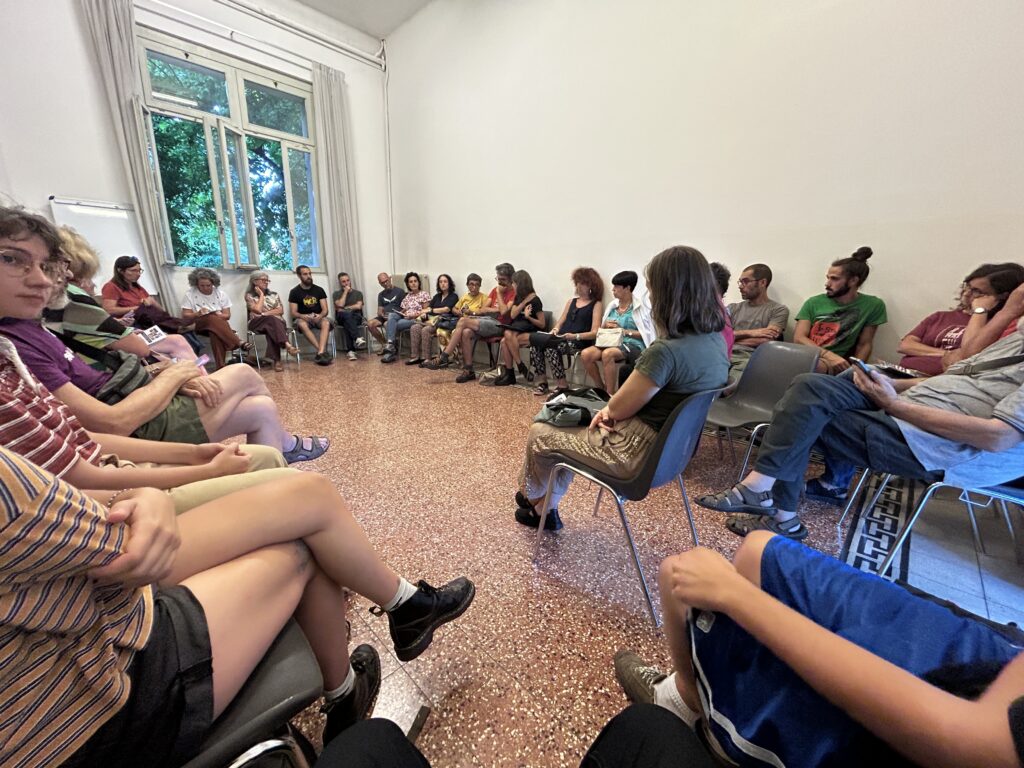 No a Italia-America Friendship Festival, la sala con vista parziale dei presenti all'assemblea organizzativa del 21 agosto 2025 alla Casa della Pace