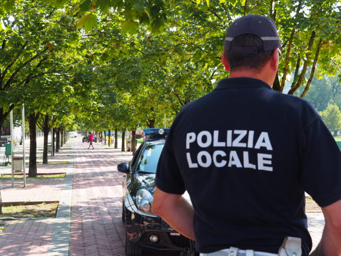 OLYMPUS DIGITAL CAMERA monopattino senza casco fermato da polizia locale di vicenza