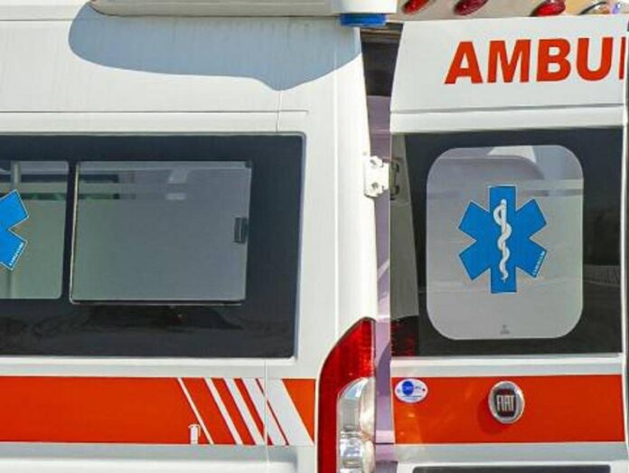 Palermo, braccio fuori dal finestrino si incastra nella ringhiera del tram: arto amputato