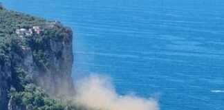 Paura a Vico Equense, crolla costone a picco sul mare