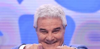 Pino Insegno resta in Rai: azienda gli rinnova il contratto per un anno